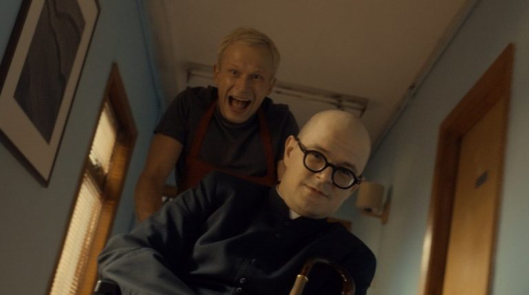 Final explicado de Johnny (2022): ¿Muere el padre Jan Kaczkowski?