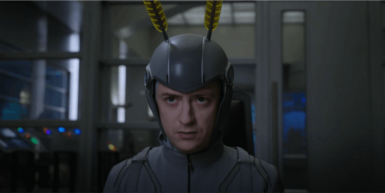 Final de The Tick Temporada 2 Explicado: ¿Quién está en la nave espacial? ¿Es Superian un fugitivo?